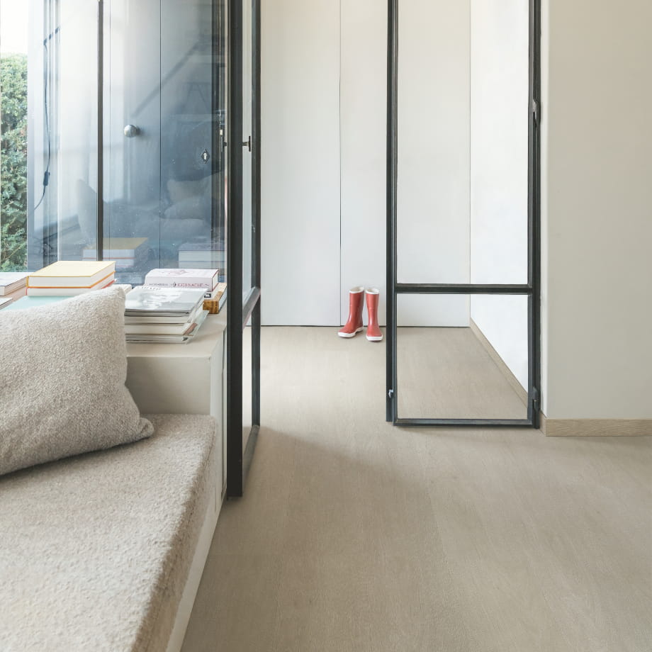 Quick-Step Сатиновый Дуб Серо-коричневый Liv SGSPC20312 в интерьере