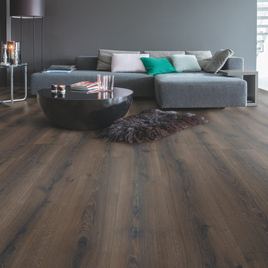 Ламинат Quick-Step Majestic MJ3553 Дуб Пустынный Шлифованный Темно-Коричневый в интерьере 1