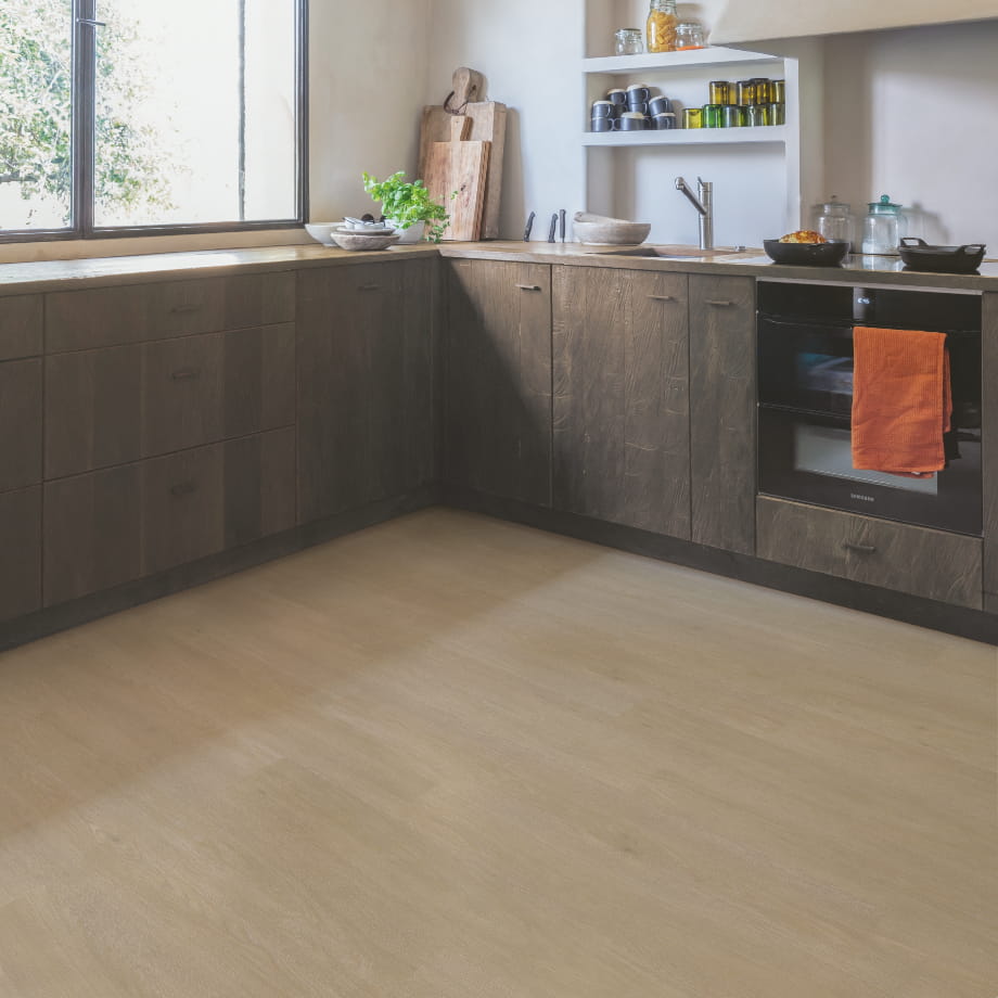 Quick-Step Дуб Сатиновый Серо-бежевый Liv SGSPC20317 в интерьере