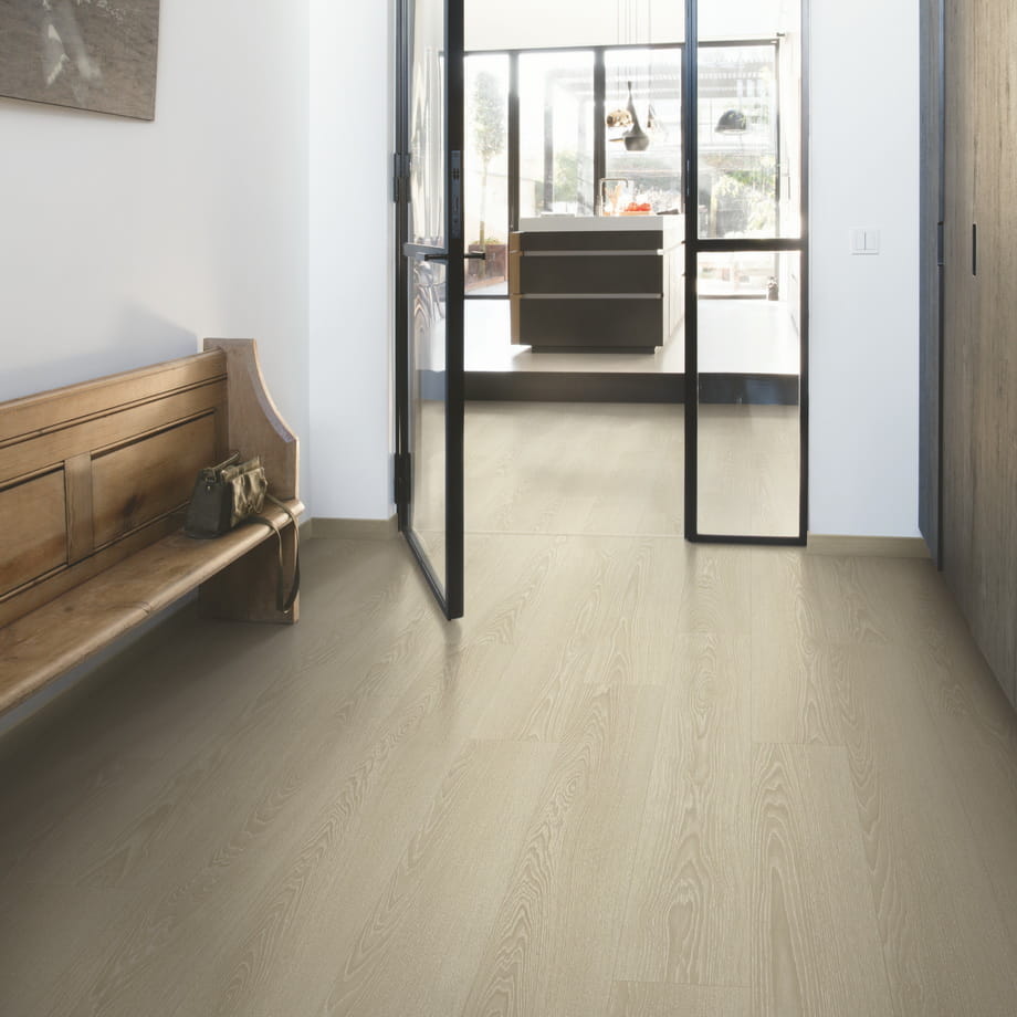 Ламинат Quick-Step Дуб Бежевый Отбеленный CLH4088 Classic в интерьере 1