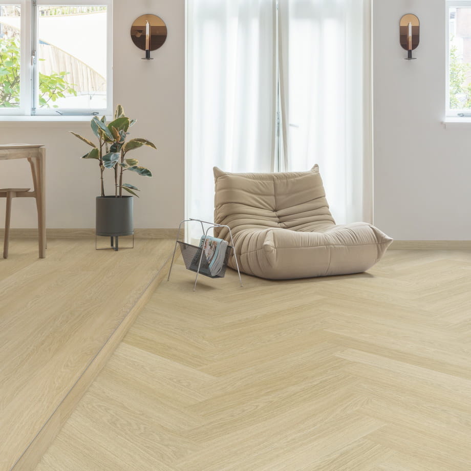 Виниловый пол Quick-Step Дуб безмятежный натуральный светлый SGHBC20331 Pristine в интерьере