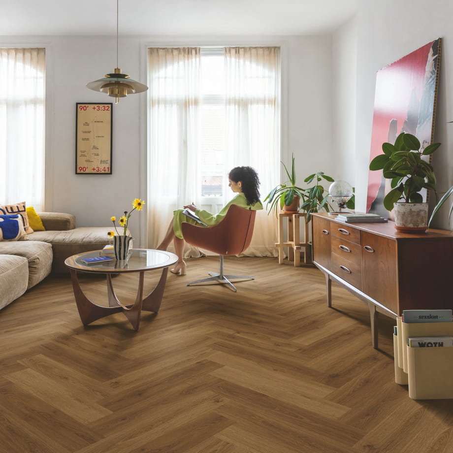 ПВХ-плитка Quick-Step Эко Карамельный AVHBU40364 Alpha Vinyl Ciro в интерьере 1