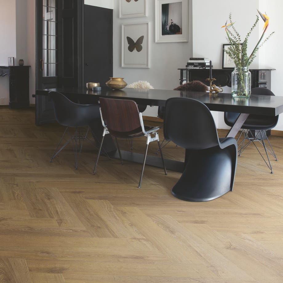 Виниловый пол Quick-Step Коричневый оcенний дуб SGHBC20334 Pristine в интерьере