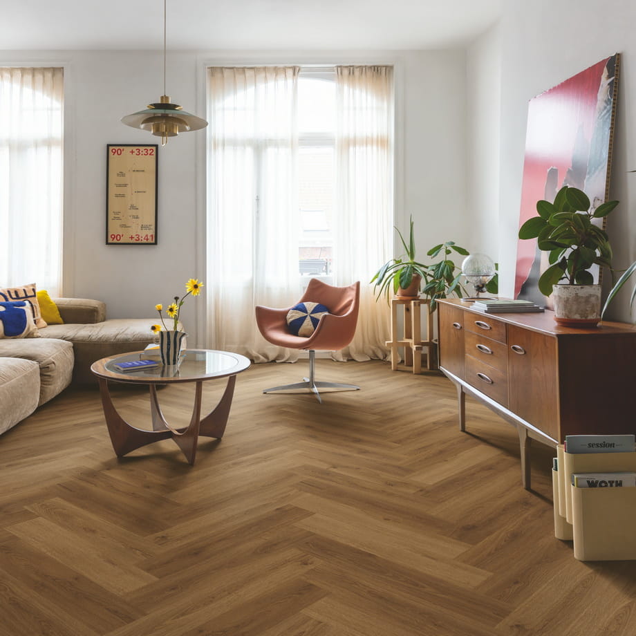 ПВХ-плитка Quick-Step Эко Карамельный AVHBU40364 Alpha Vinyl Ciro в интерьере 3