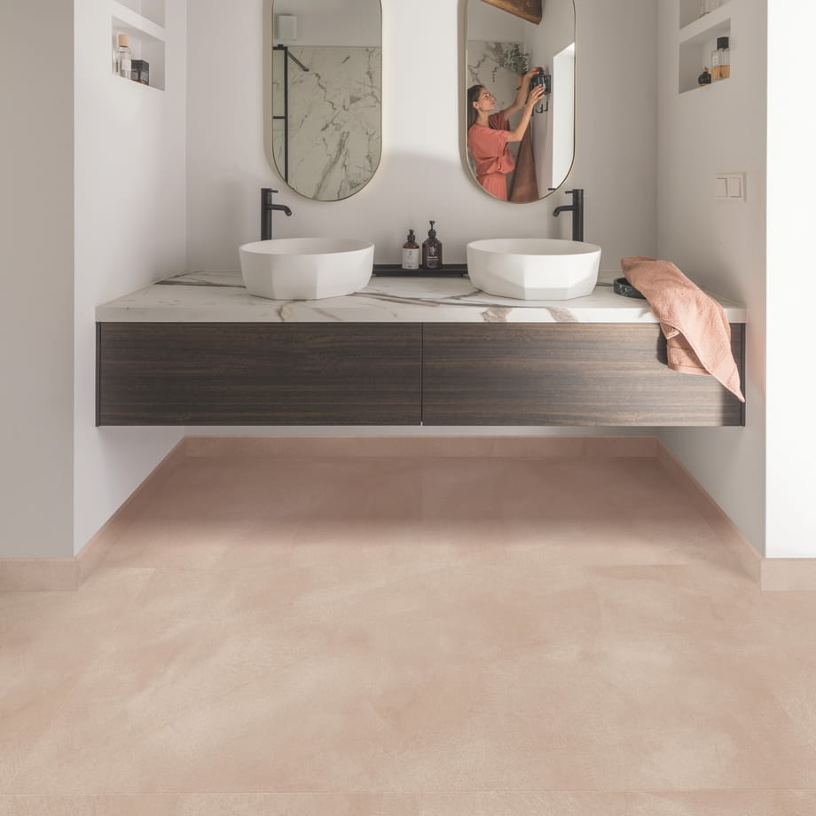 ПВХ-плитка Quick-Step Мягкий Румянец AVMTU40333 Alpha Vinyl Illume фактура поверхности в интерьере 2