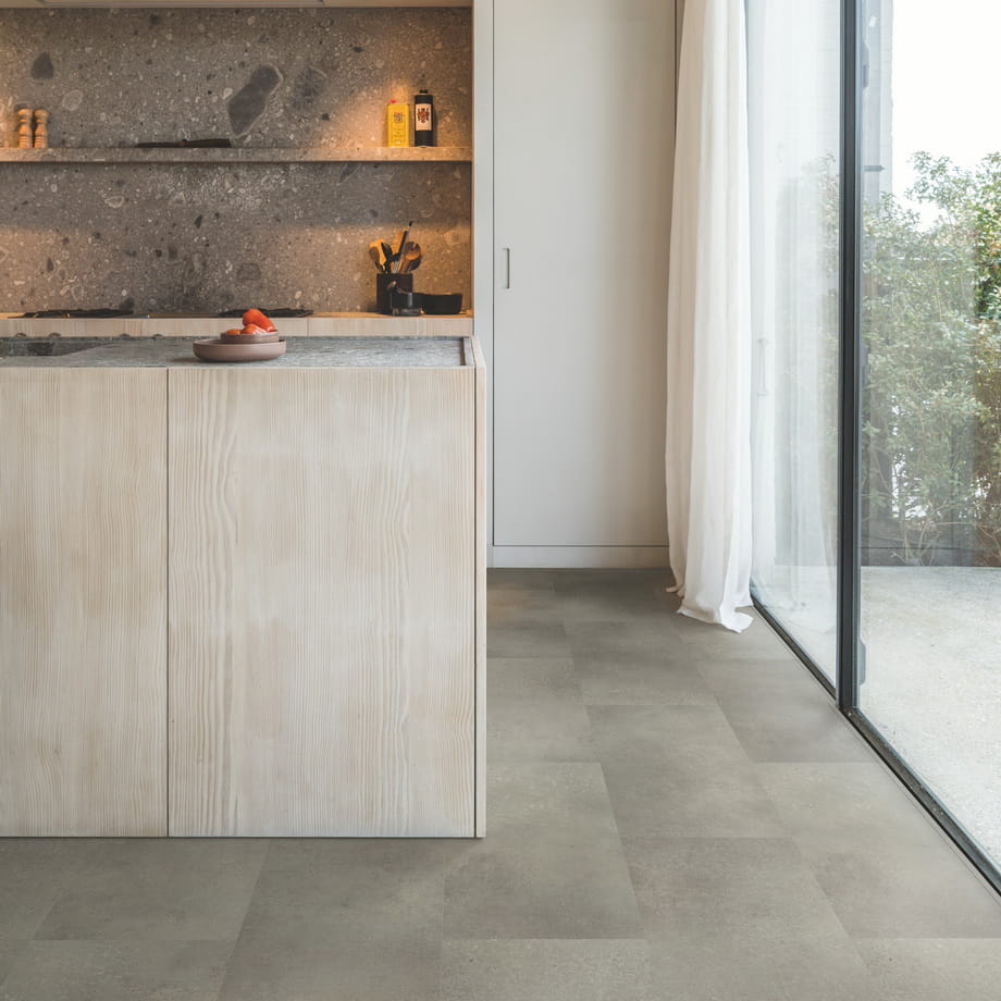 ПВХ-плитка Quick-Step Бетонный камень Alpha Vinyl Oro AVSTU40234 в интерьере 2