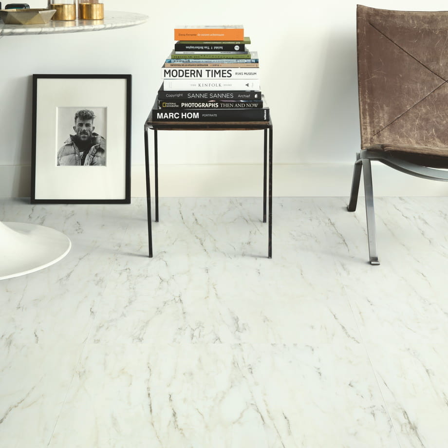 Quick-Step Мрамор белый лунный SGTC20305 Blush в интерьере