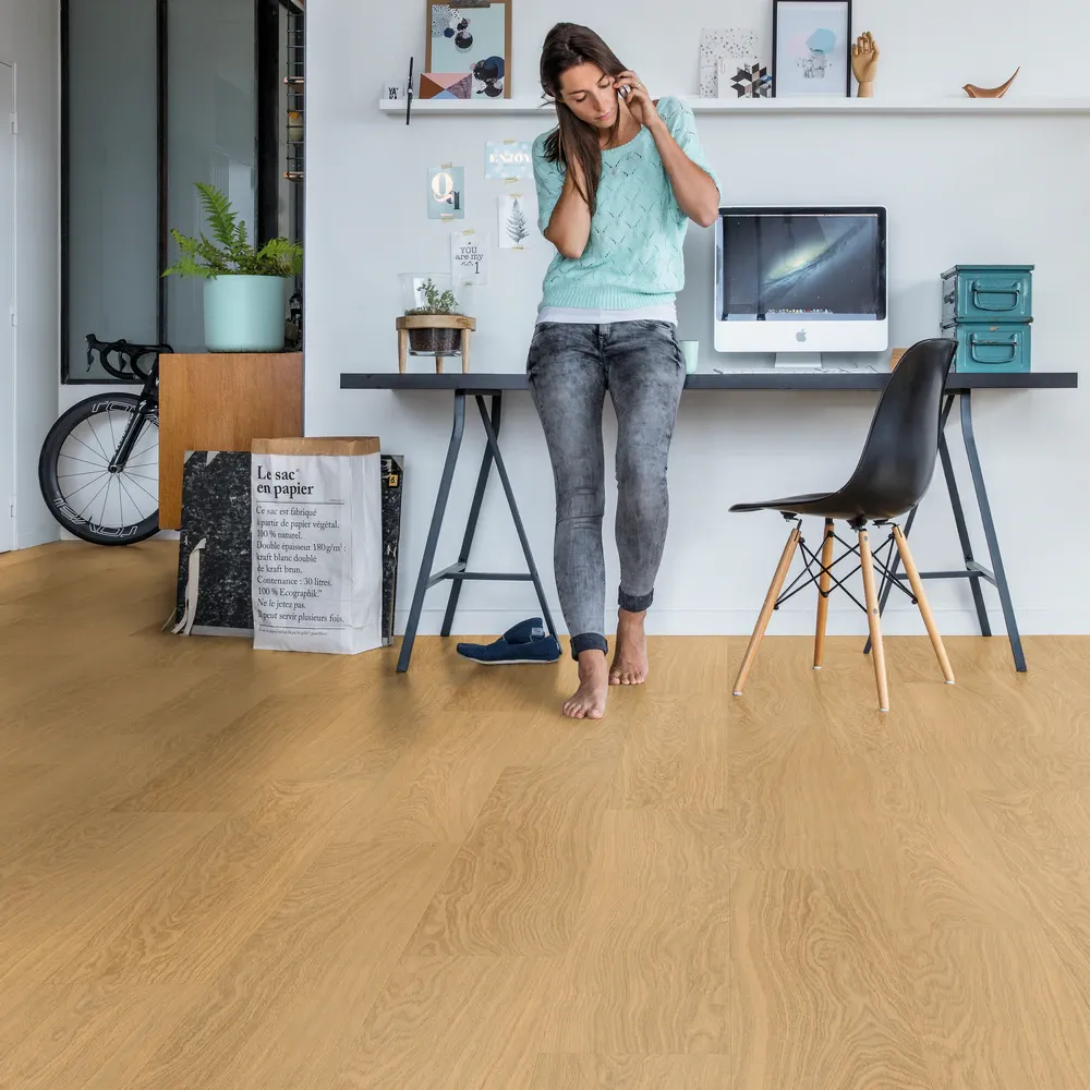Quick-Step Alpha винил Bloom AVMPU40098 Дуб Чистый Медовый в интерьере