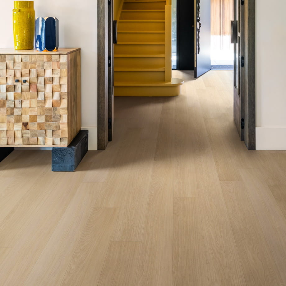 Ламинат Quick-Step Доска белого дуба лакированная IM3105 Impressive в интерьере