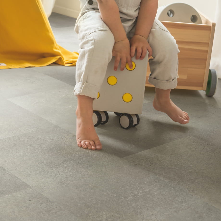 ПВХ-плитка Quick-Step Бетонный камень Alpha Vinyl Oro AVSTU40234 в интерьере 3