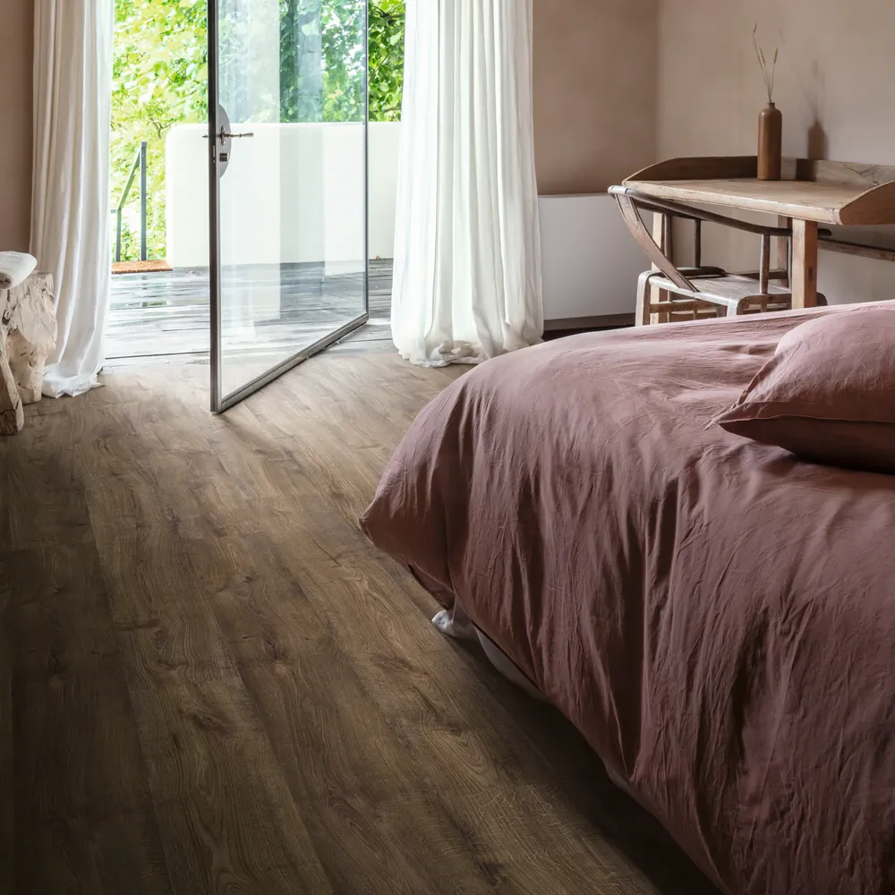 Quick-Step Alpha винил Bloom AVMPU40199 Дуб Осенний Шоколадный в интерьере 3