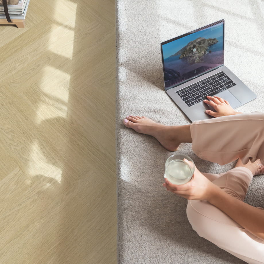 Виниловый пол Quick-Step Дуб безмятежный натуральный светлый SGHBC20331 Pristine в интерьере 4