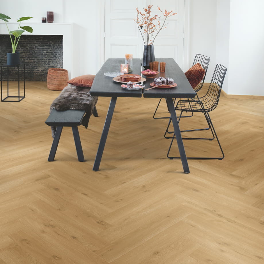 Виниловый пол Quick-Step Мoрской бpиз теплый медoвый SGHBC20327 Pristine в интерьере